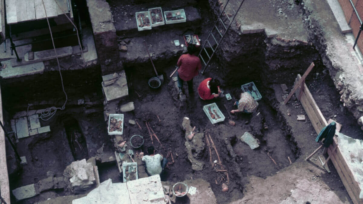 1992年罗马坟墓发掘的照片，人们在坟墓中占领骨骼