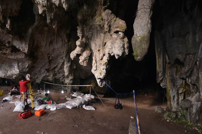 在Leang Panninge洞穴的挖掘中，研究人员在悬垂的岩石下。