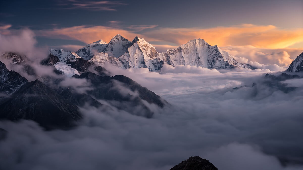 夕阳西下的雪山